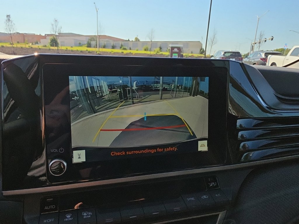 Used 2025 Toyota Camry SE FWD image 13