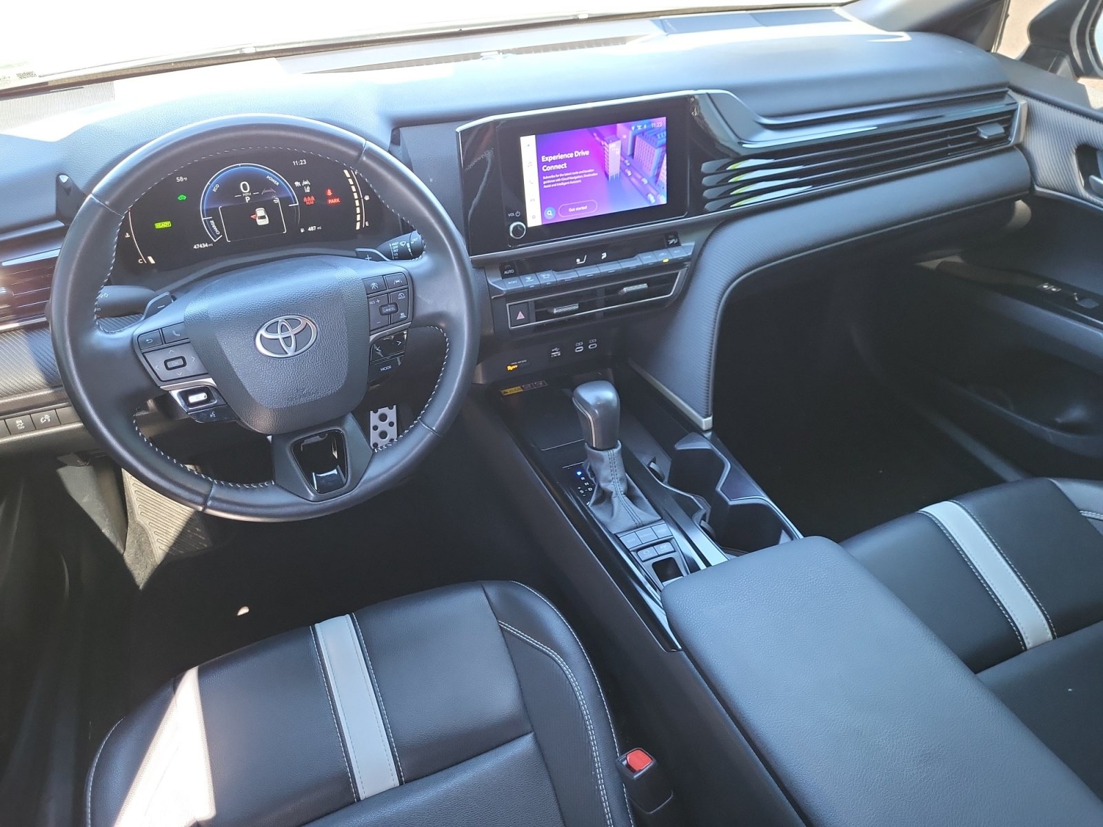 Used 2025 Toyota Camry SE FWD image 11