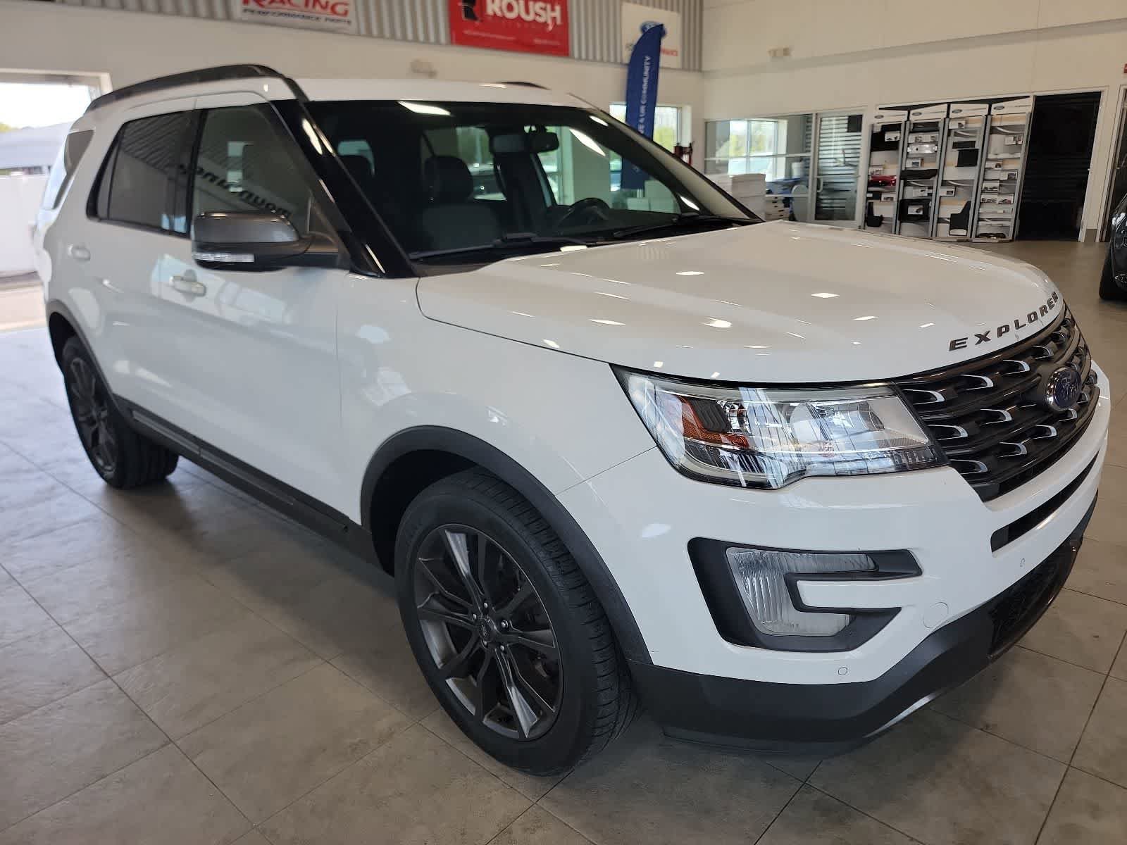 Used 2017 Ford Explorer XLT w/ Equipment Group 202A AWD/4WD image 3