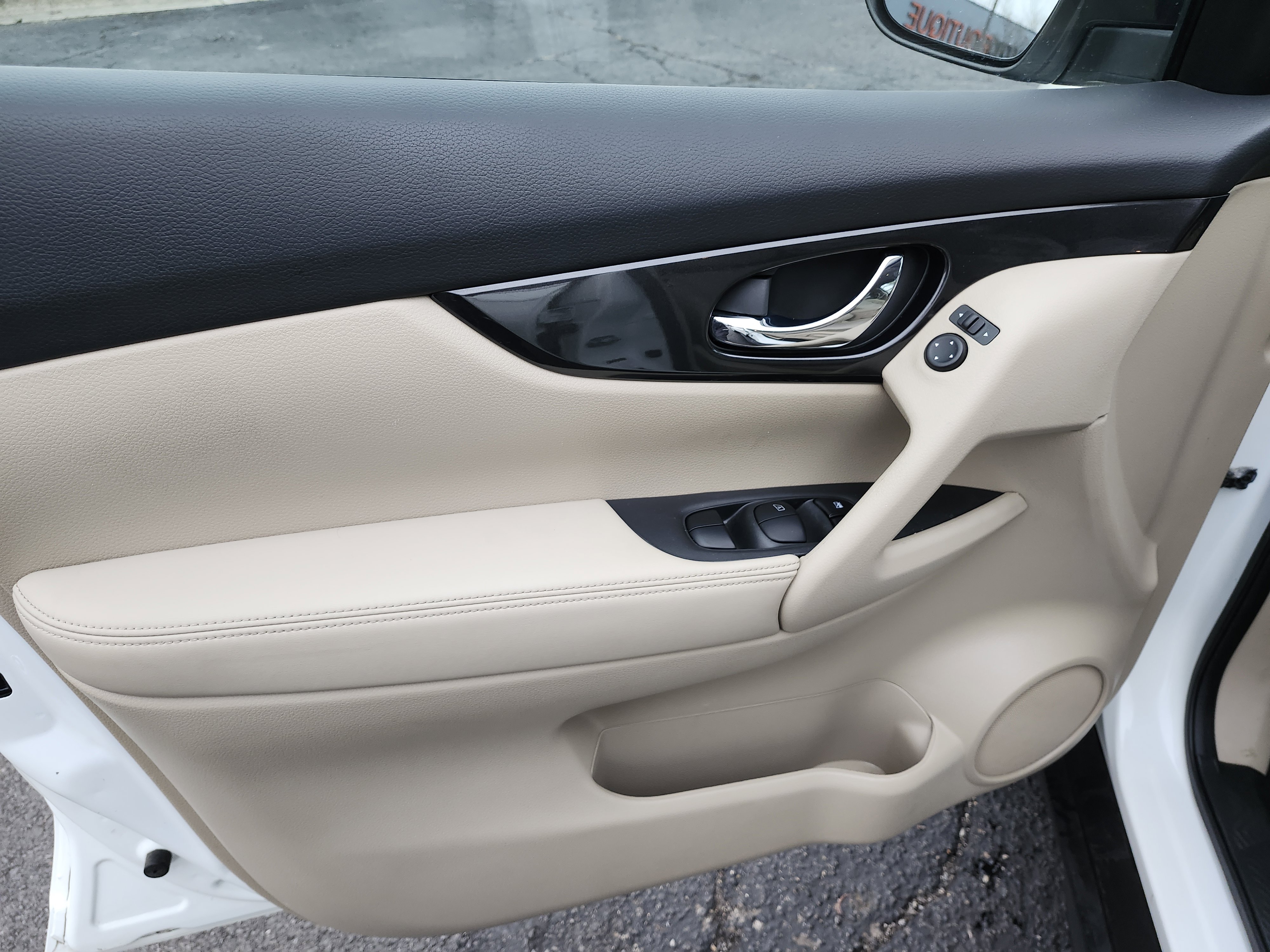 Used 2018 Nissan Rogue SV image 26