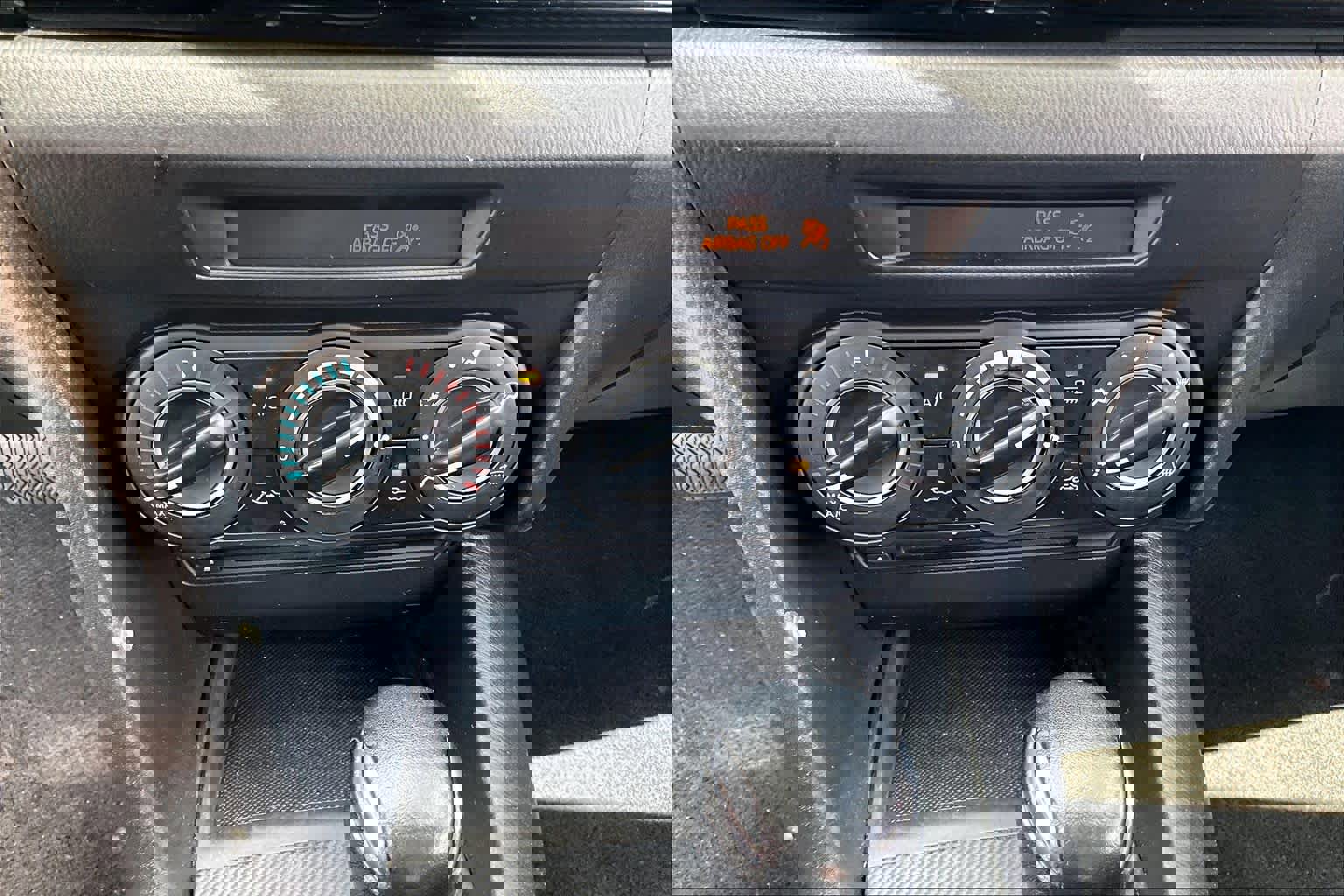 Used 2014 MAZDA MAZDA3 i Touring FWD image 32