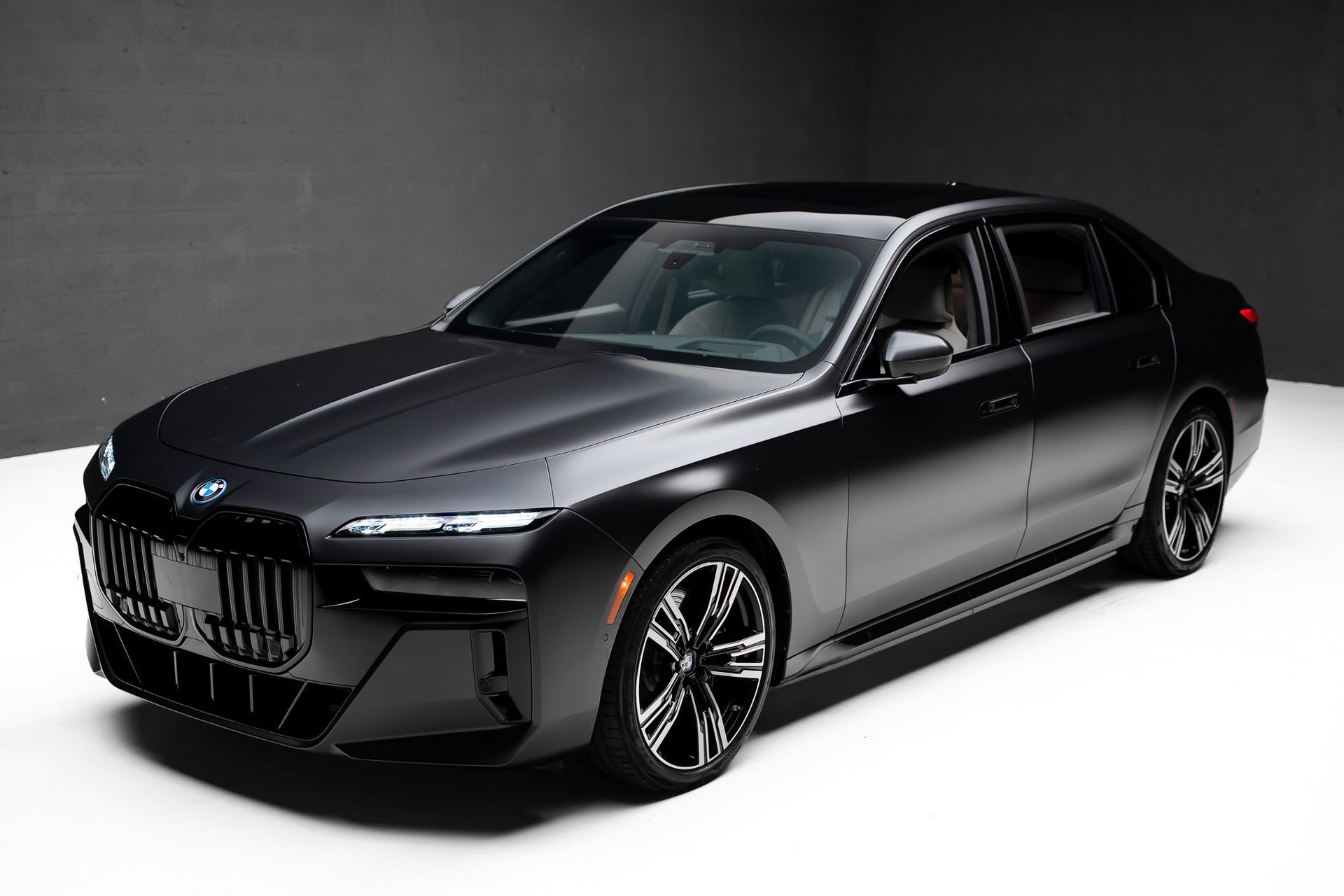 Used 2023 BMW i7 xDrive60 AWD/4WD image 5
