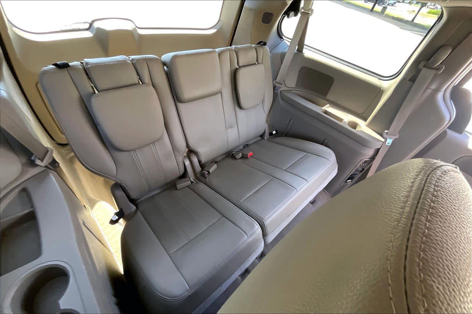 Used 2016 Chrysler Town & Country Touring FWD image 35