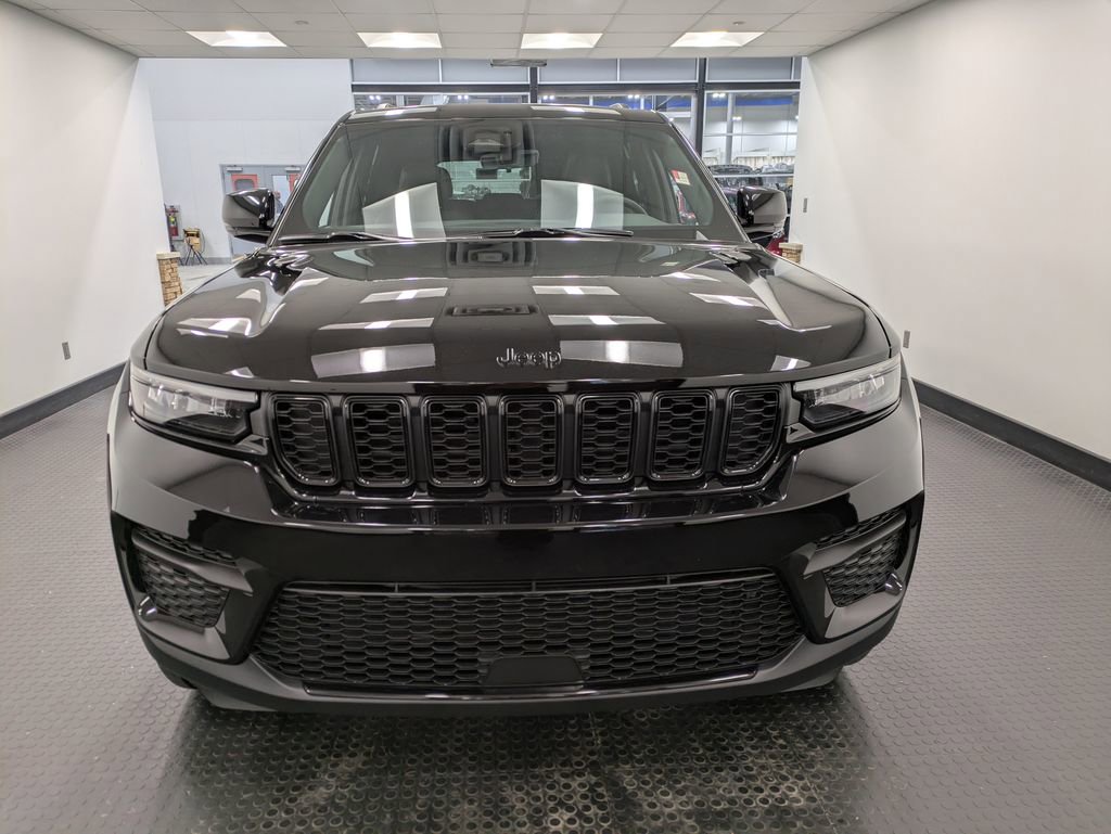 Used 2025 Jeep Grand Cherokee Altitude image 2