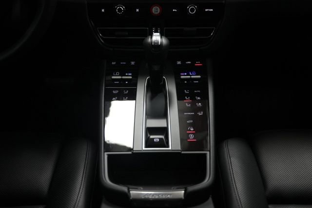 Used 2025 Porsche Macan AWD/4WD image 38