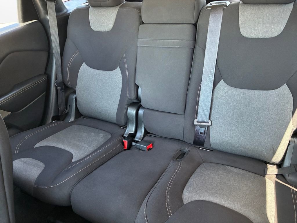 Used 2018 Jeep Cherokee Latitude w/ Altitude Package FWD image 22