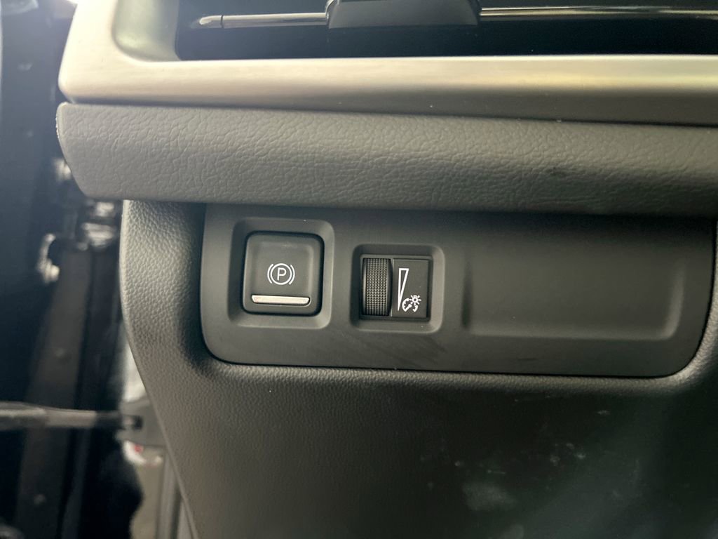 Used 2025 Cadillac XT4 Premium Luxury FWD image 16