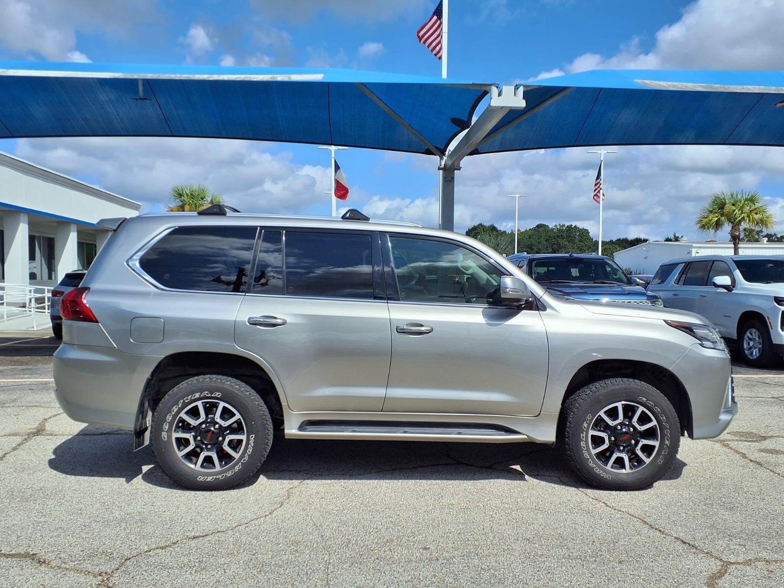 Used 2016 Lexus LX 570 4WD w/ Luxury Package image 20