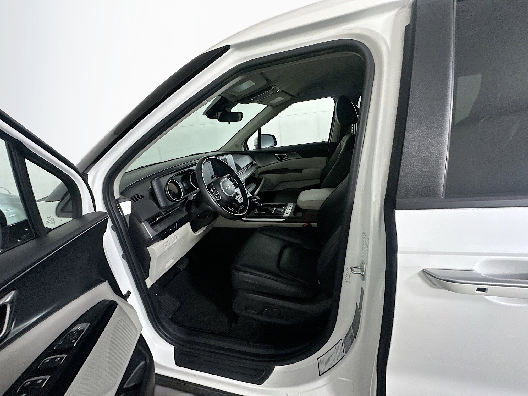 Used 2024 Kia Carnival LX image 13