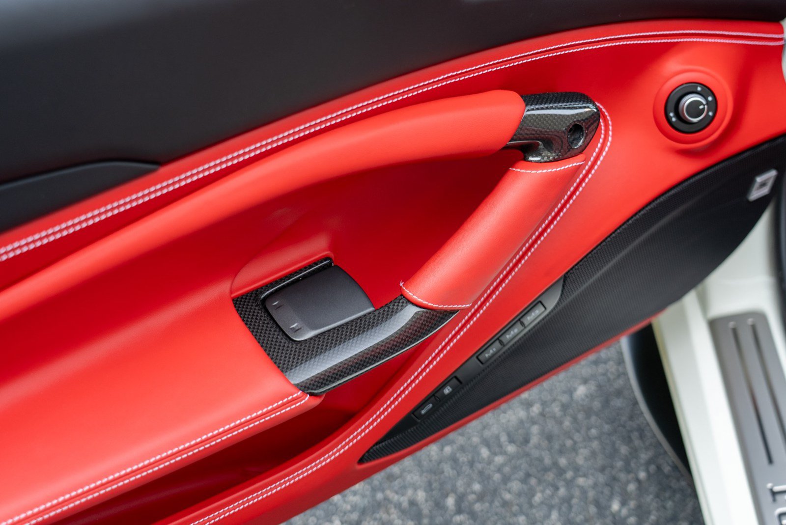 Used 2022 Ferrari F8 Tributo RWD image 32