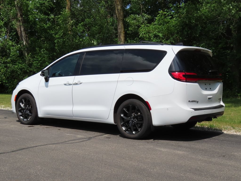 Used 2024 Chrysler Pacifica Limited w/ Uconnect Theater Family Group AWD/4WD image 7