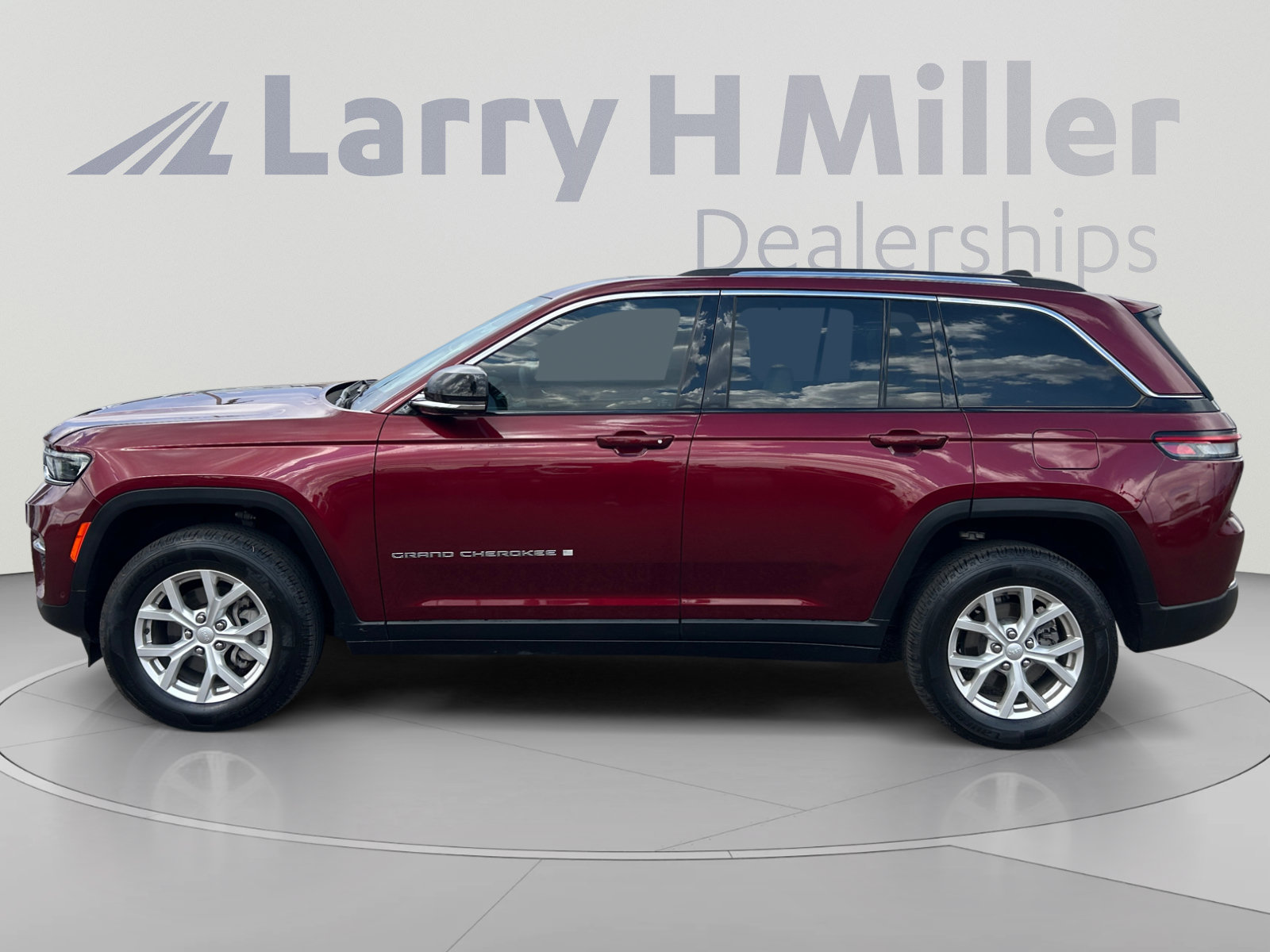 Used 2023 Jeep Grand Cherokee Limited w/ Luxury Tech Group II AWD/4WD image 2