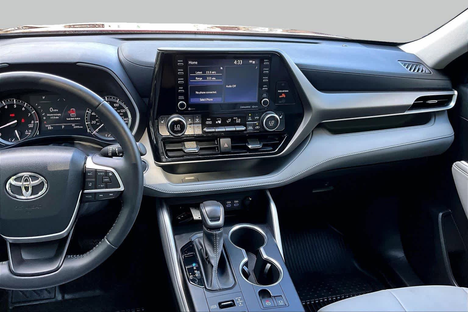 Used 2022 Toyota Highlander XLE AWD/4WD image 7