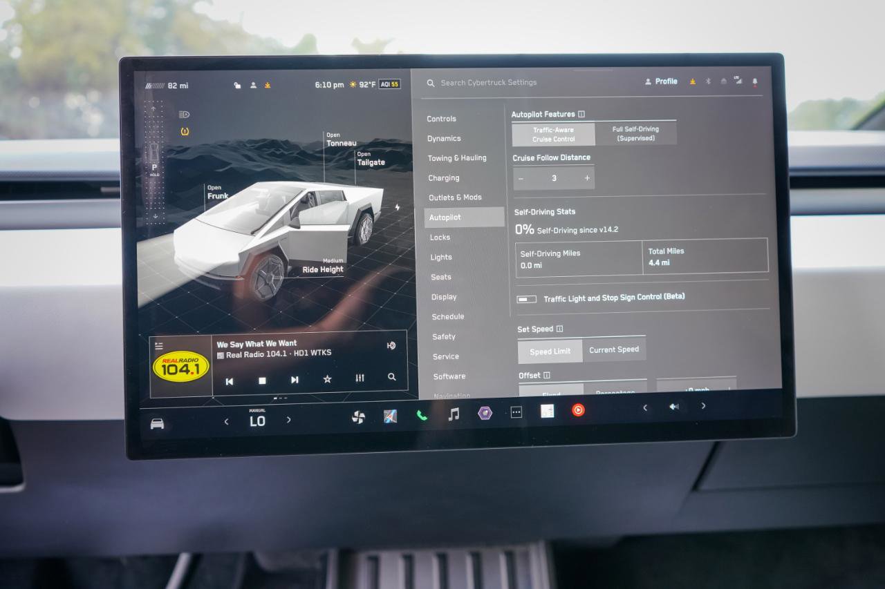 Used 2024 Tesla Cybertruck AWD Crew Cab image 17