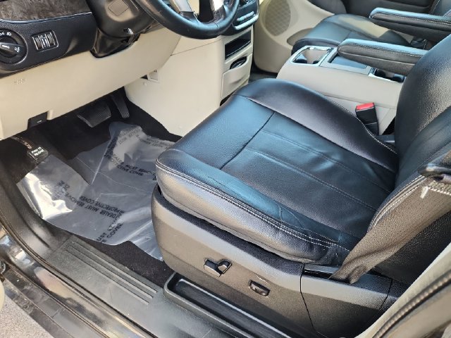 Used 2013 Chrysler Town & Country Touring FWD image 20