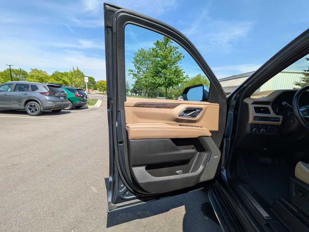 Used 2021 Chevrolet Tahoe Premier w/ Premium Package AWD/4WD image 14