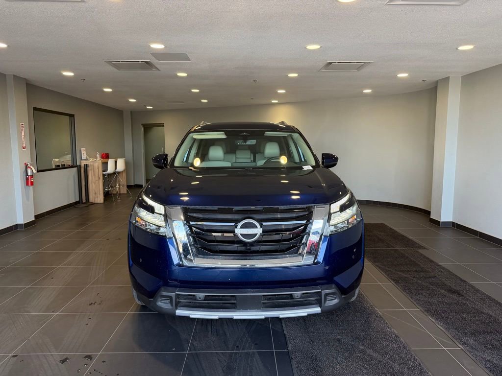 Used 2025 Nissan Pathfinder SL video 2