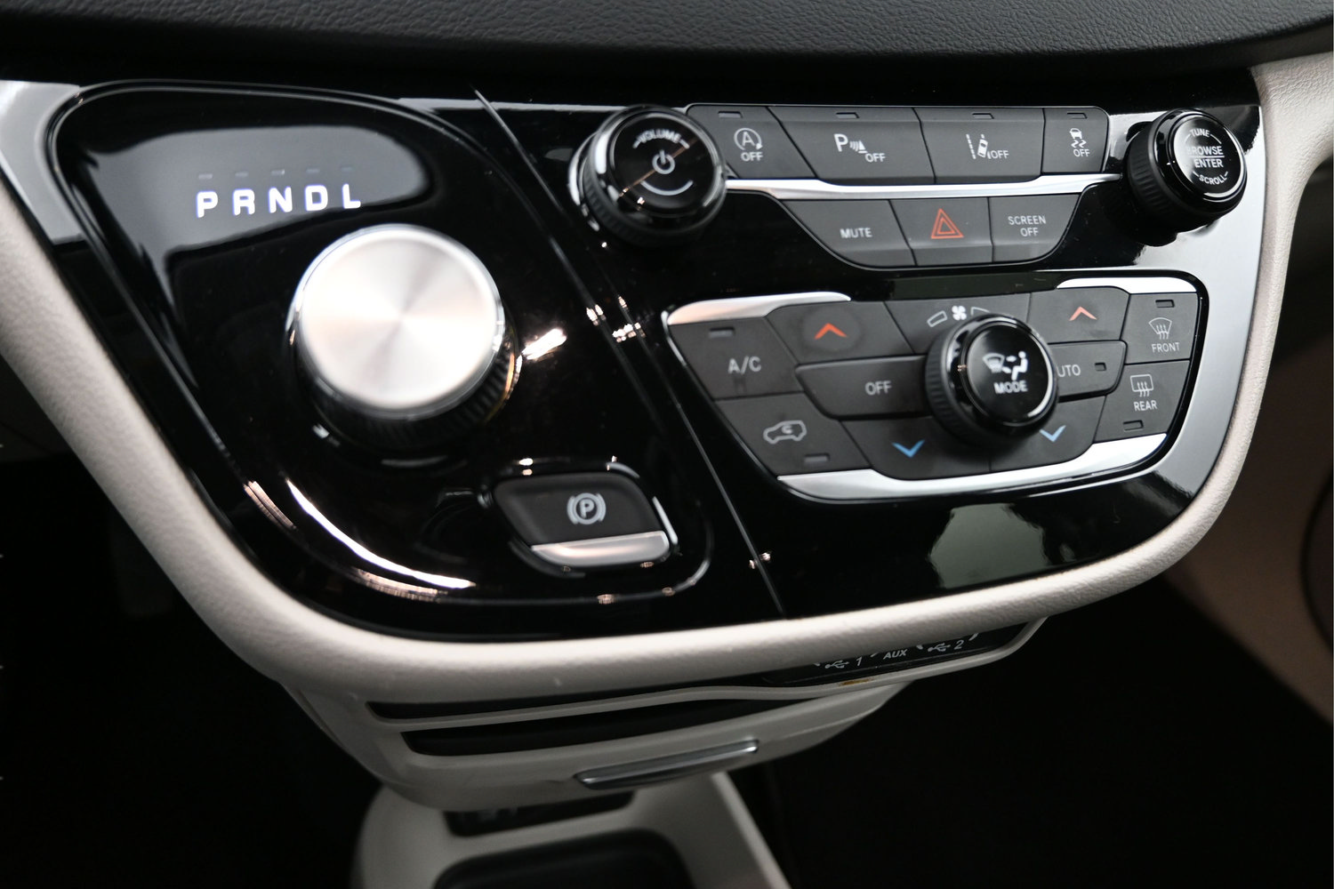 Used 2024 Chrysler Pacifica Touring-L FWD image 7