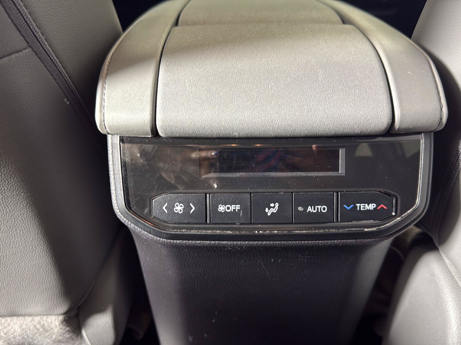 Used 2021 Toyota Highlander XLE AWD/4WD image 19