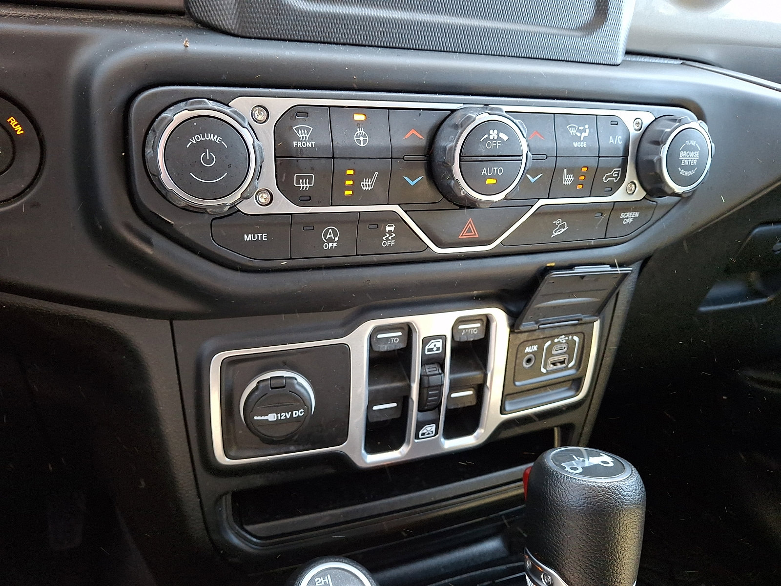 Used 2018 Jeep Wrangler Unlimited Sahara w/ Cold Weather Group image 18