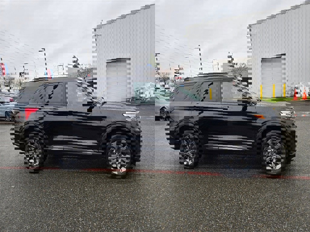 Used 2024 Ford Explorer XLT w/ Equipment Group 202A image 4