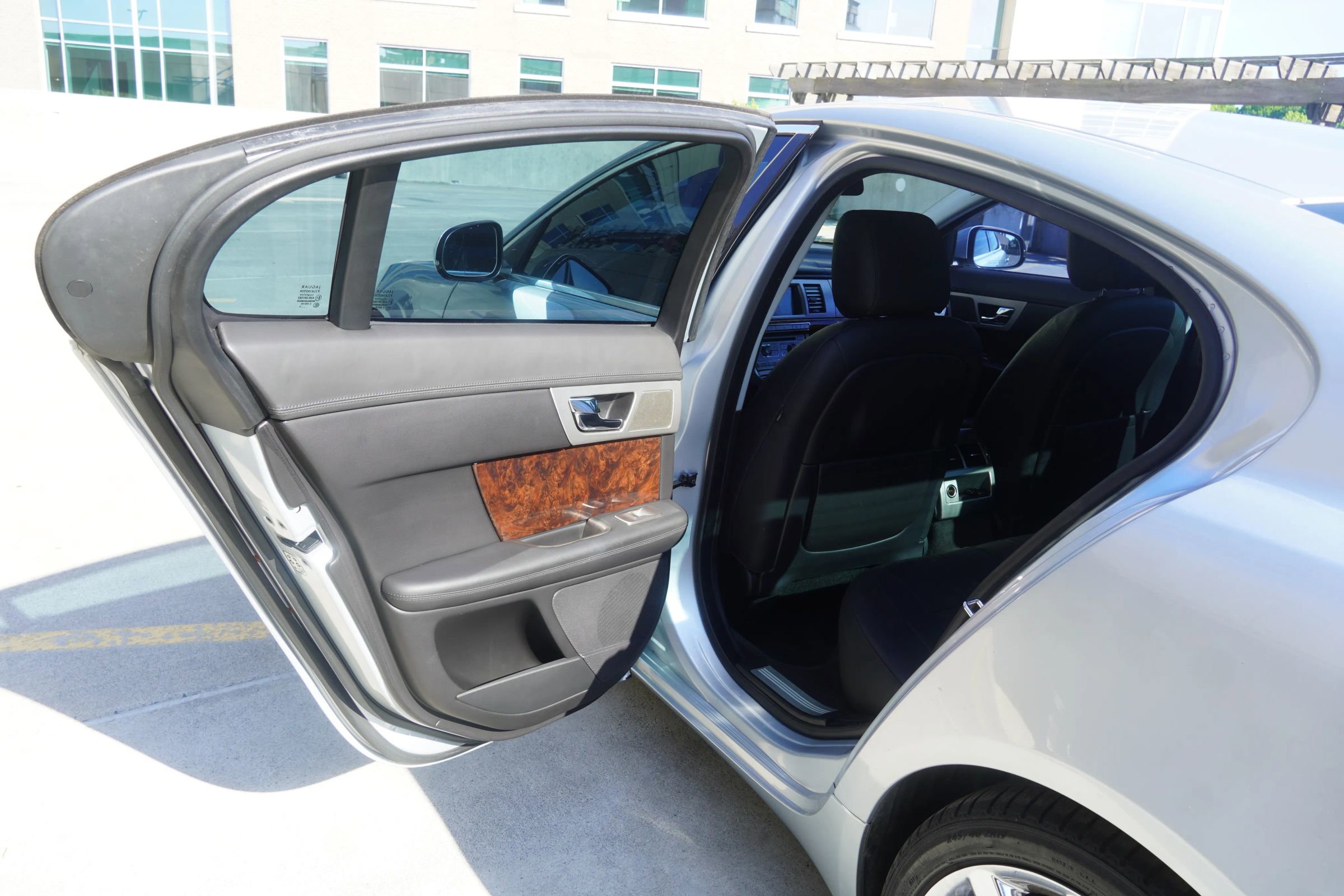 Used 2011 Jaguar XF Premium RWD image 39