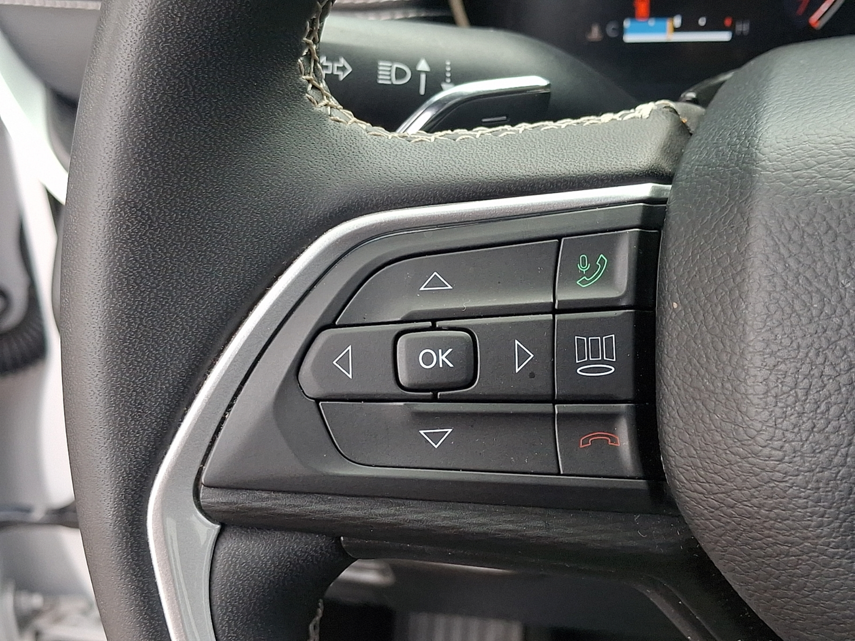 Used 2023 Jeep Grand Cherokee Altitude AWD/4WD image 22