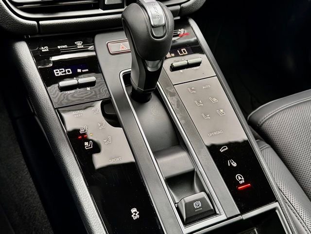 Certified 2025 Porsche Macan AWD/4WD image 30