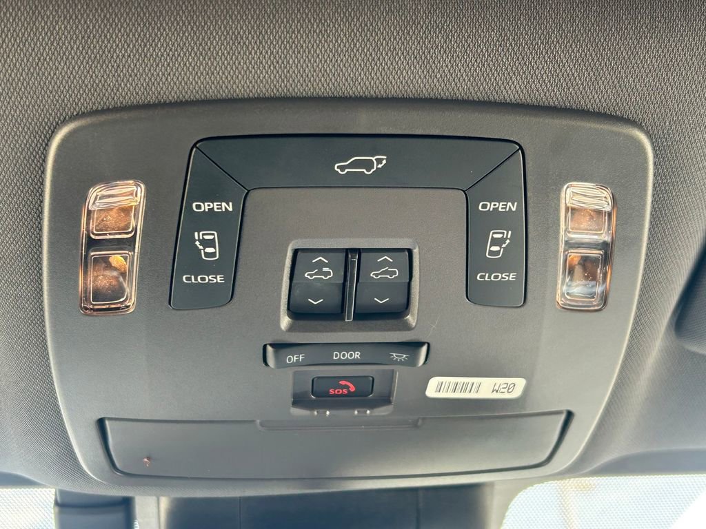 Used 2023 Toyota Sienna XLE FWD image 19