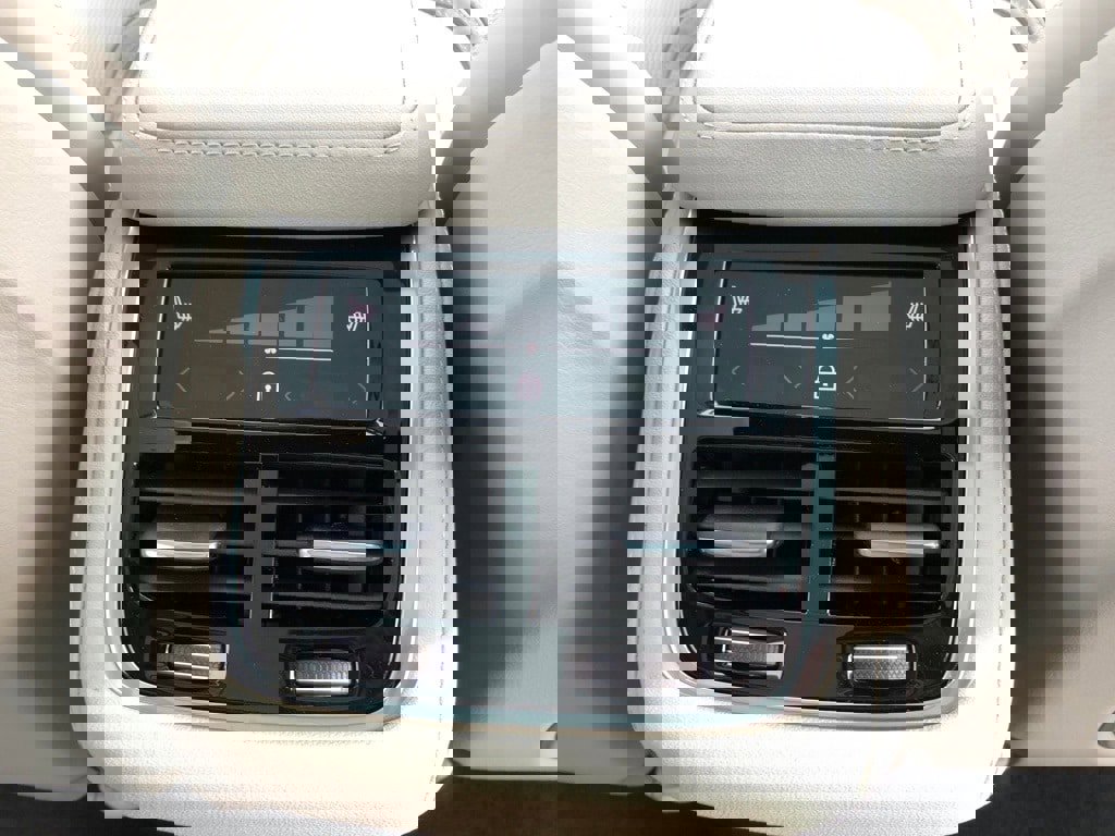 New 2026 Volvo XC90 B6 Ultra w/ Protection Package image 38