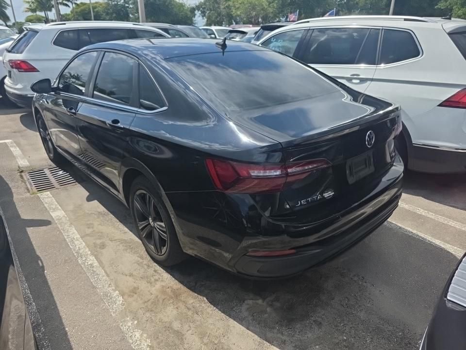 Used 2022 Volkswagen Jetta SE w/ Panoramic Sunroof Package FWD image 2