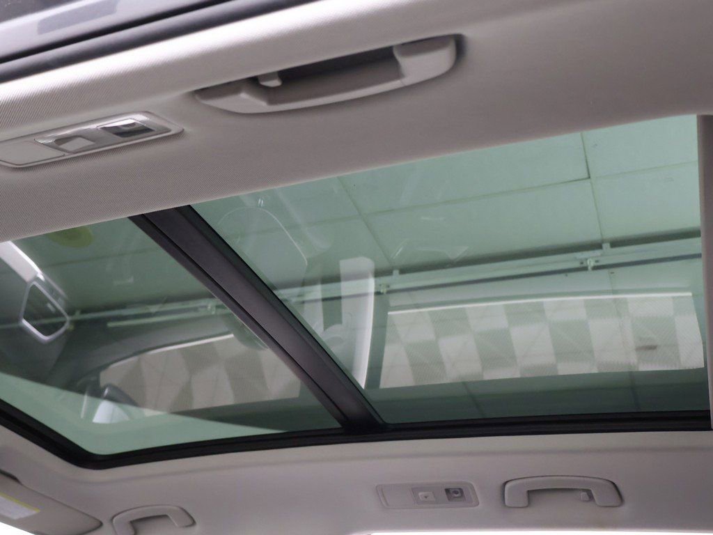 Used 2022 Volkswagen Tiguan SE w/ Panoramic Sunroof Package image 20