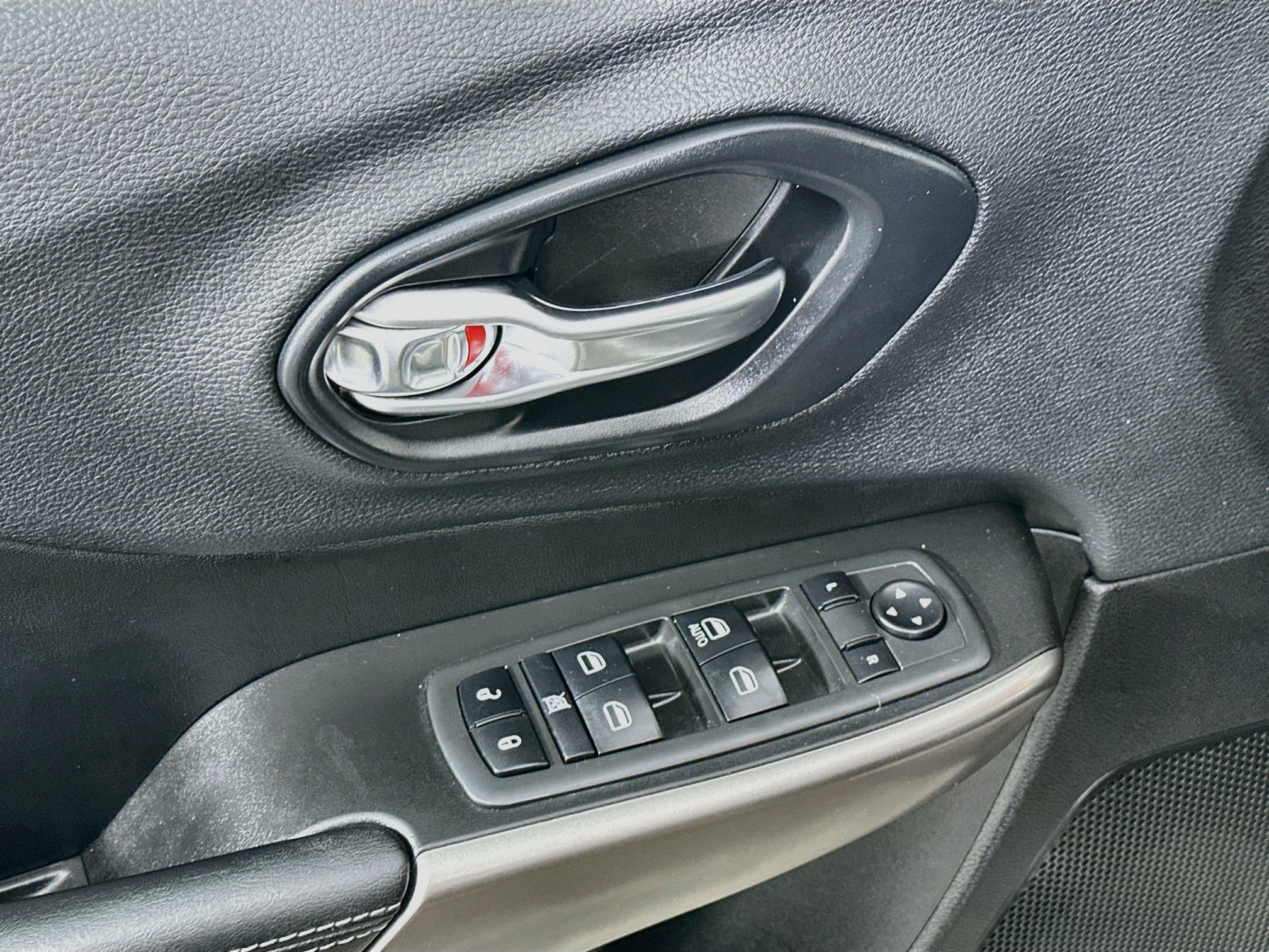 Used 2019 Jeep Cherokee Latitude w/ Popular Appearance Group FWD image 15