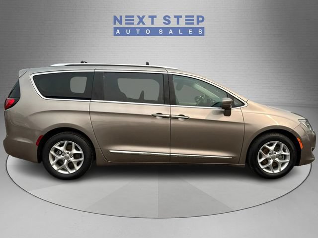 Used 2017 Chrysler Pacifica Touring-L Plus w/ Tire & Wheel Group FWD image 9