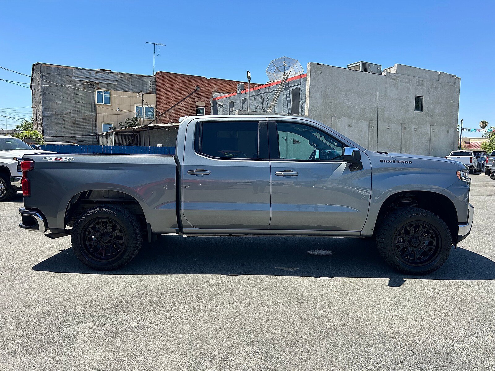 Used 2021 Chevrolet Silverado 1500 LT AWD/4WD image 2
