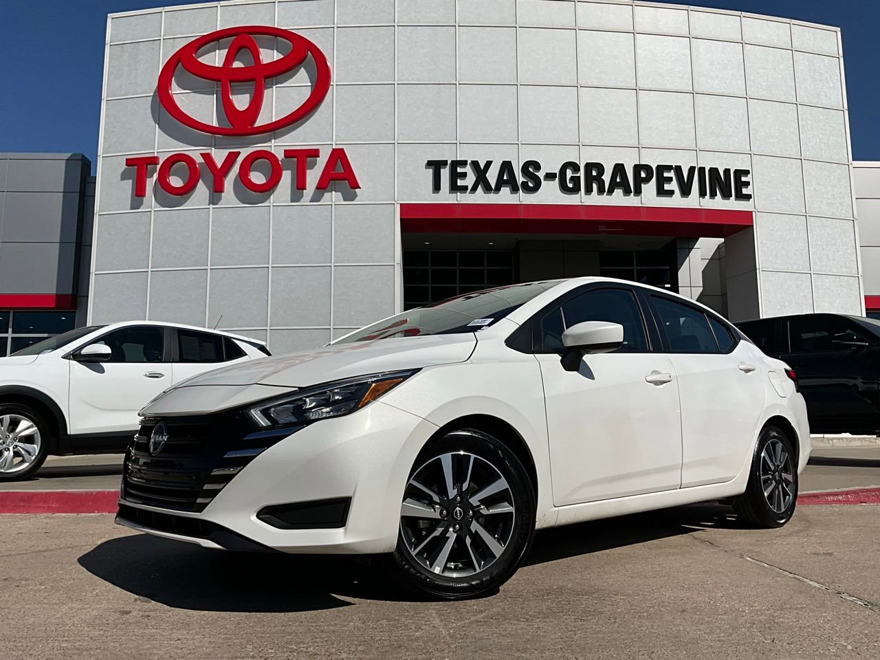 Used 2025 Nissan Versa SV image 2