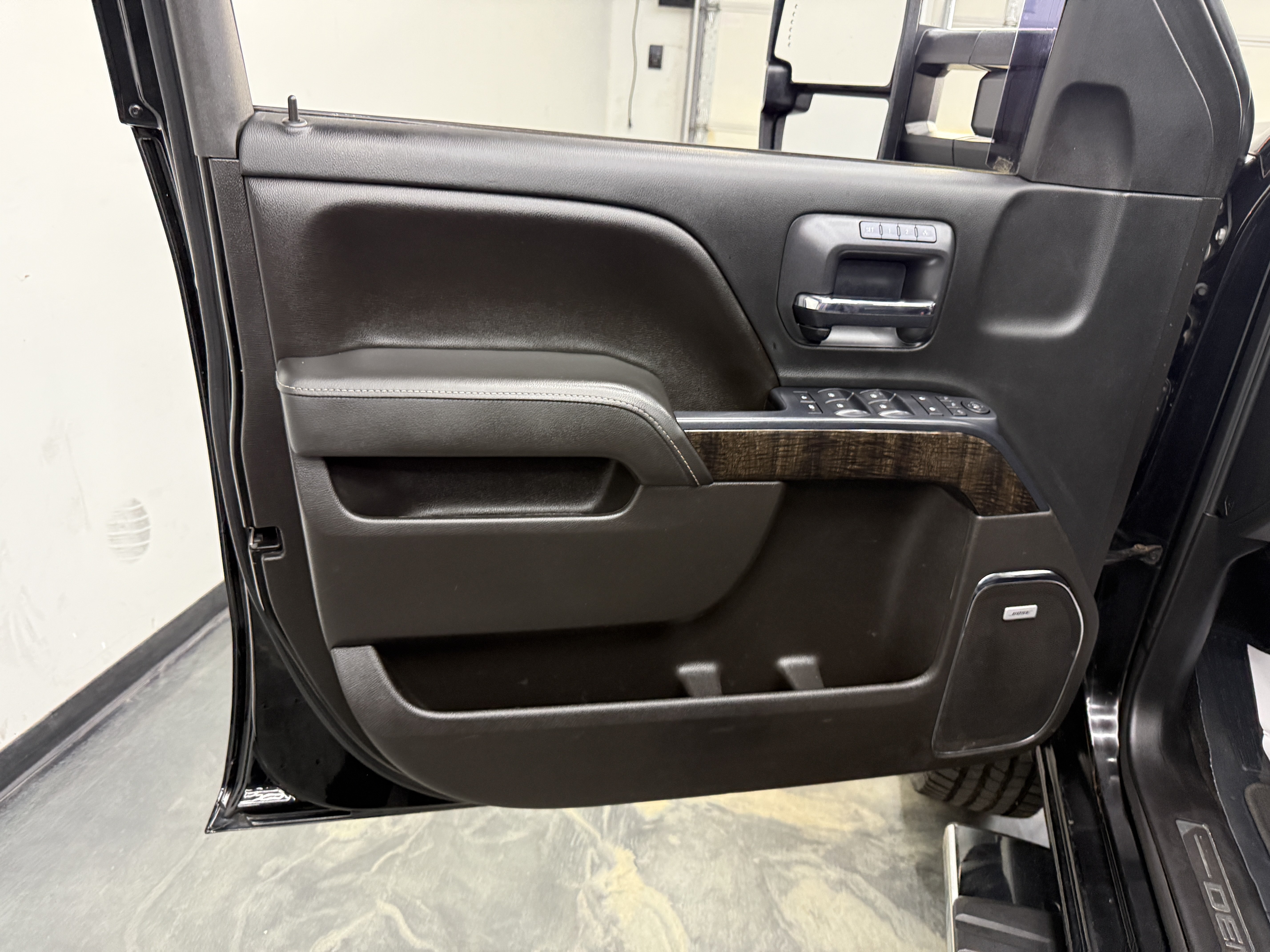 Used 2016 GMC Sierra 2500 Denali w/ Duramax Plus Package AWD/4WD image 9