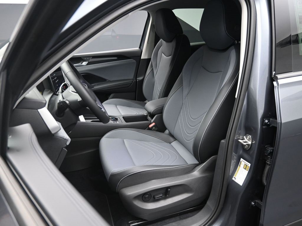 New 2025 Volkswagen Tiguan SE image 18