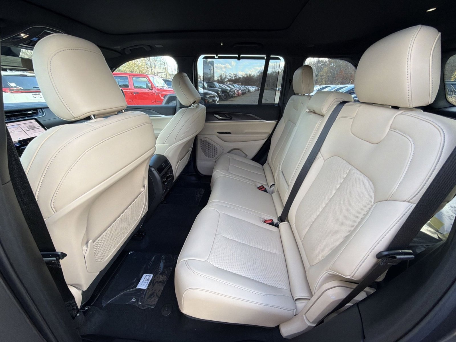 New 2025 Jeep Grand Cherokee Limited w/ Luxury Tech Group II image 25