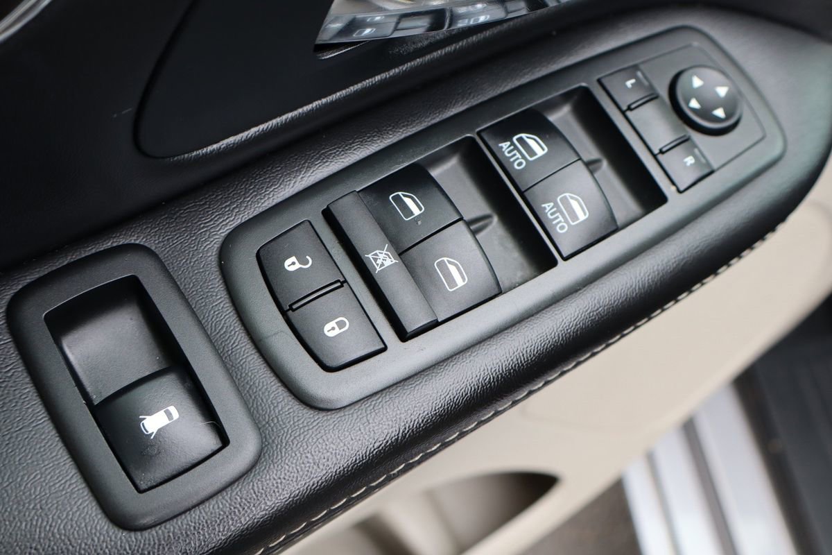 Used 2013 Chrysler Town & Country Touring image 28