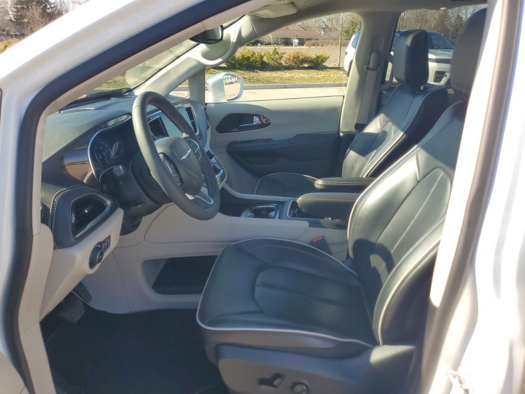Used 2022 Chrysler Pacifica Limited image 5