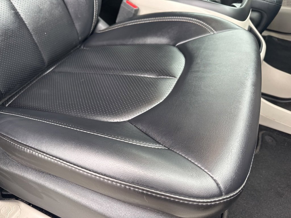 Used 2024 Chrysler Pacifica Touring-L image 25