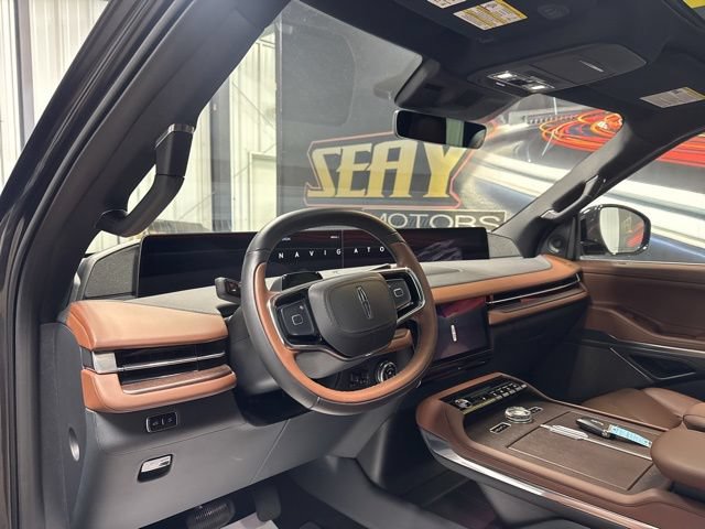 Used 2025 Lincoln Navigator Reserve AWD/4WD image 6