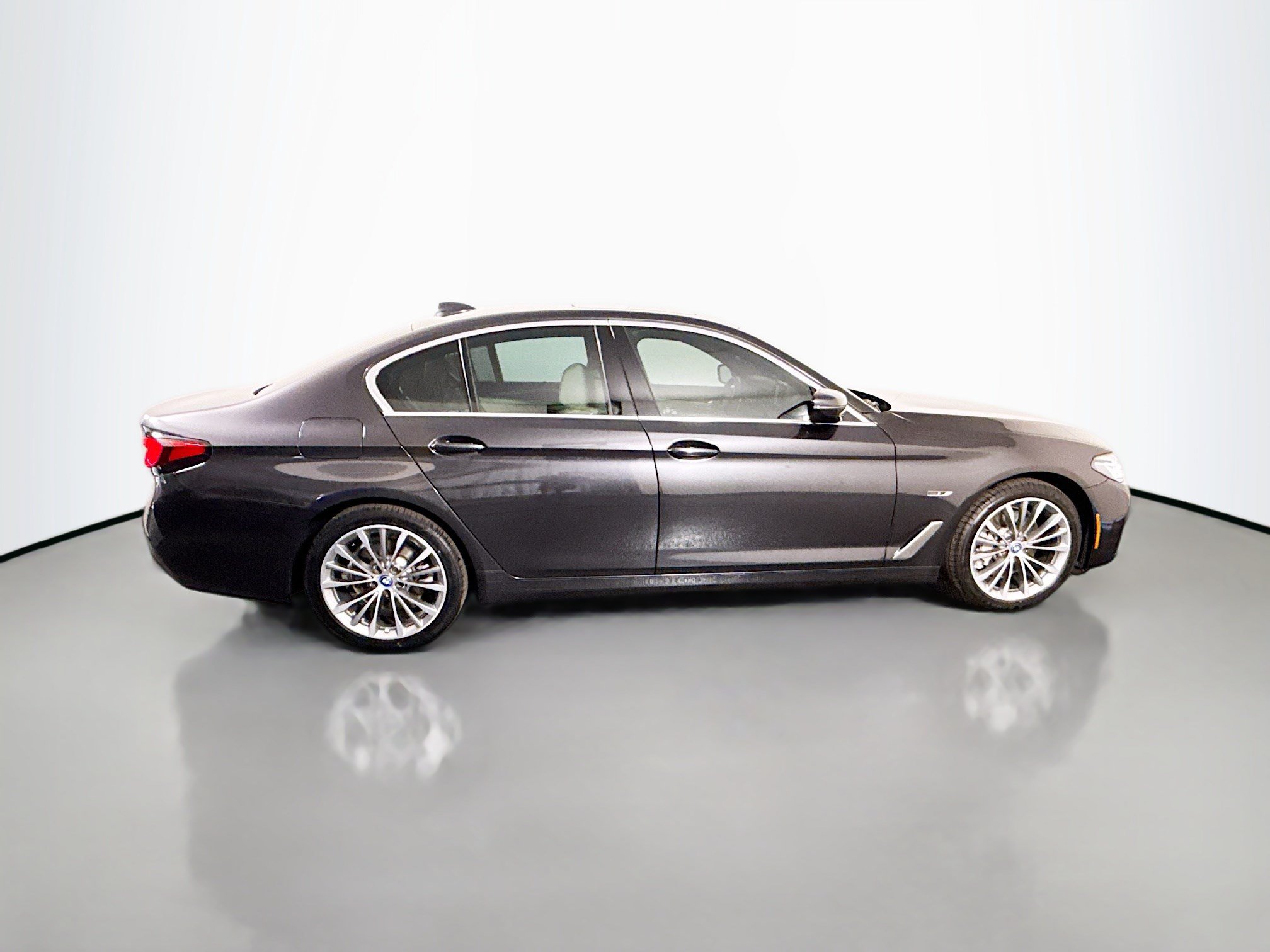 Used 2023 BMW 530e w/ Executive Package RWD image 11