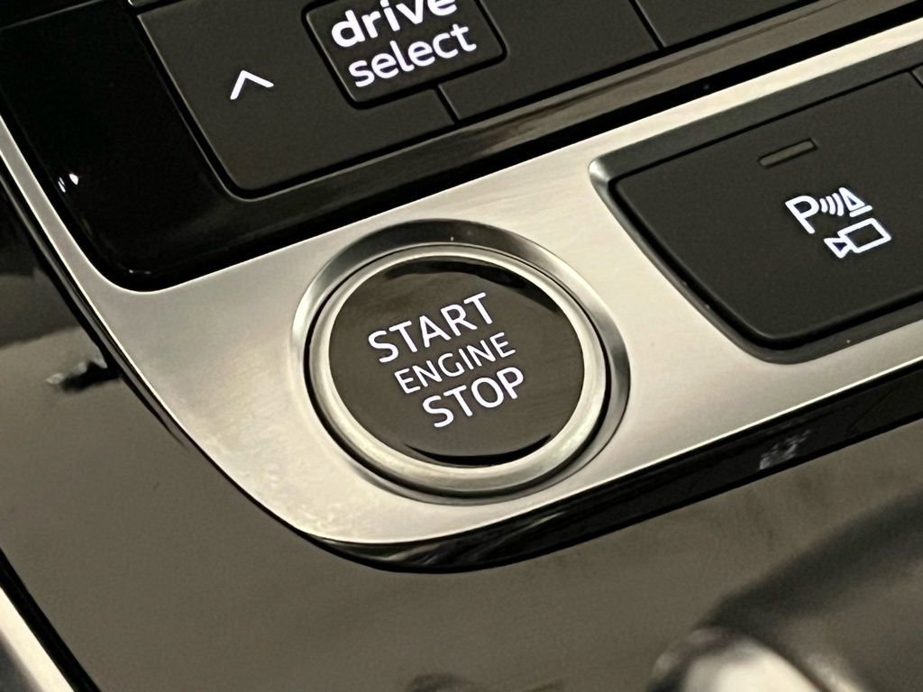 Used 2023 Audi Q8 Premium image 12