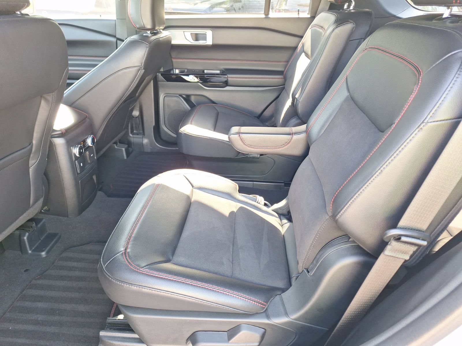 Used 2023 Ford Explorer ST-Line w/ Class IV Trailer Tow Package RWD image 29