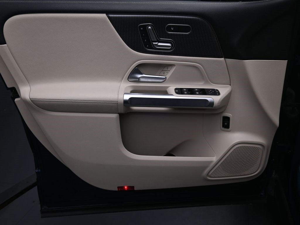 Used 2021 Mercedes-Benz GLB 250 w/ Premium Package image 20