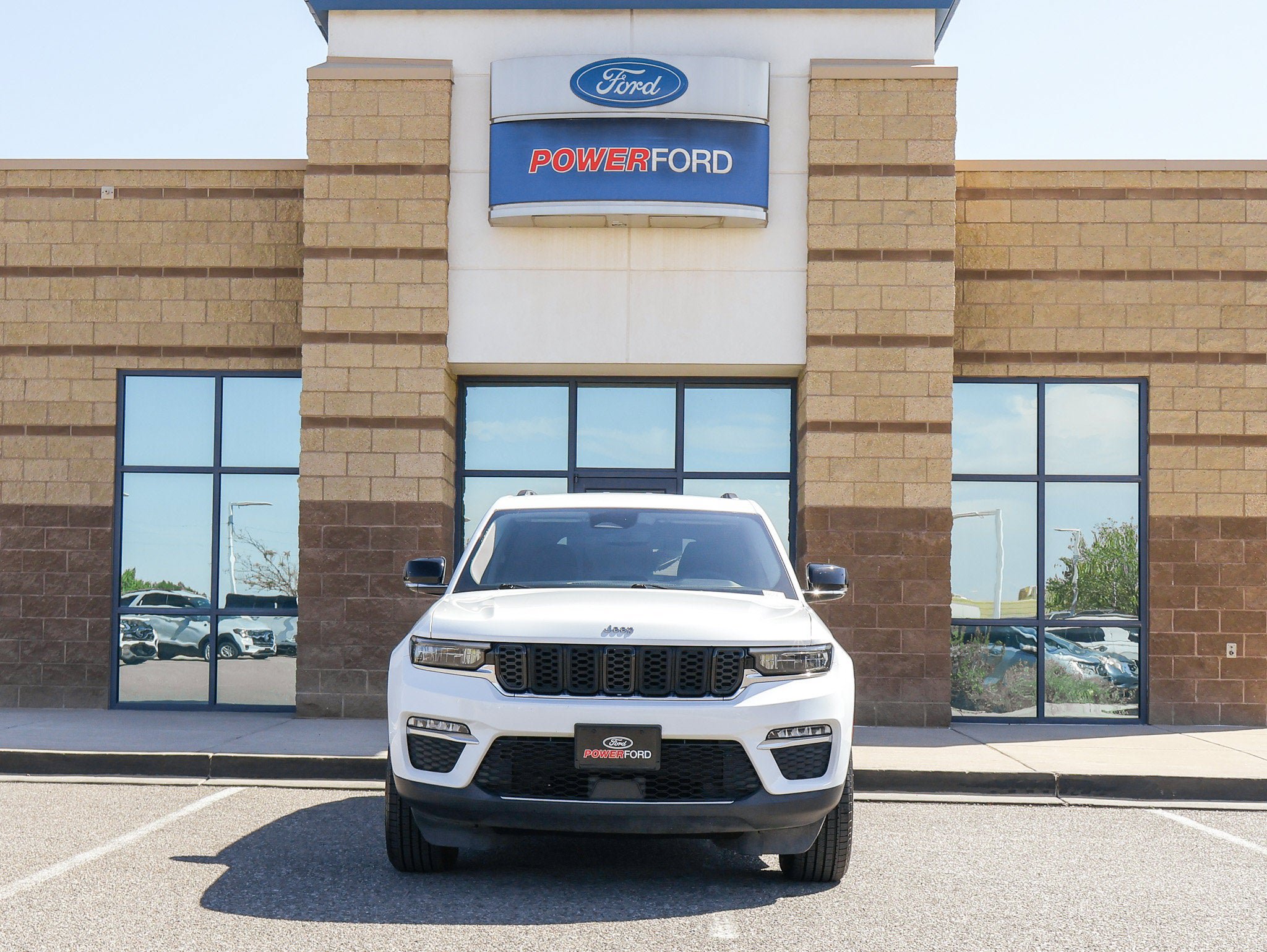 Used 2023 Jeep Grand Cherokee Limited AWD/4WD image 3