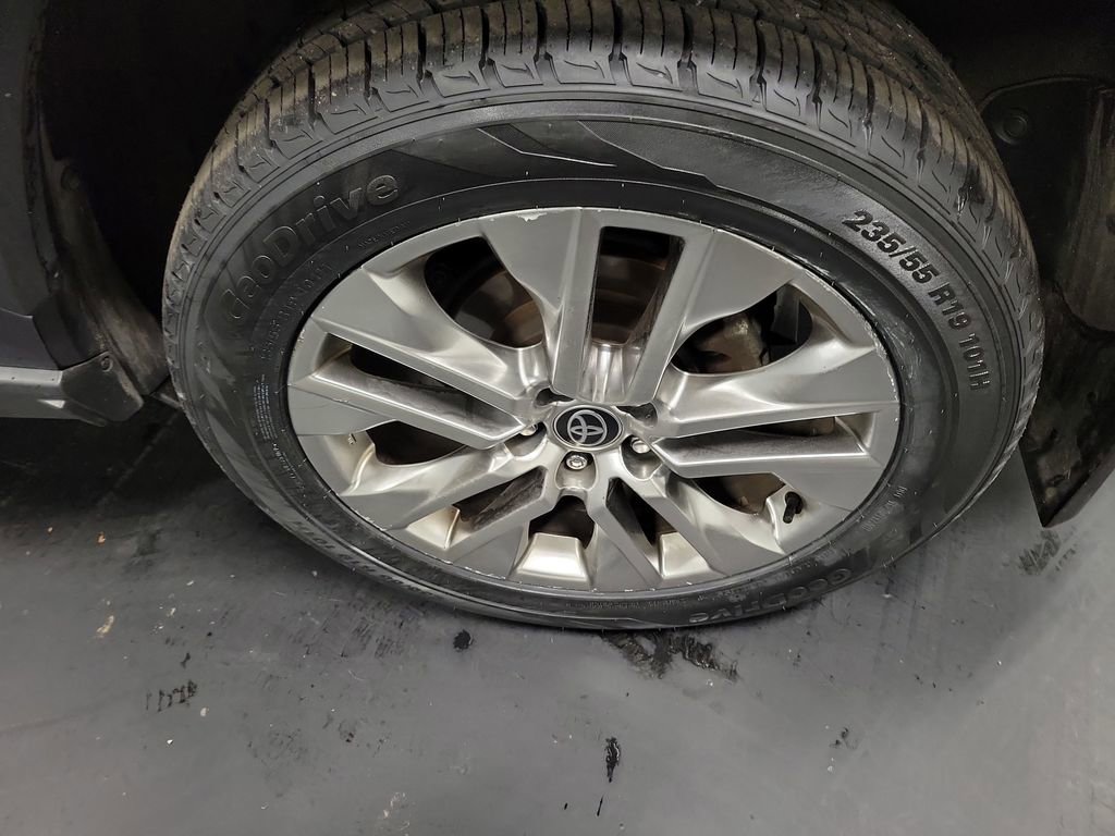 Used 2021 Toyota RAV4 XLE Premium image 10