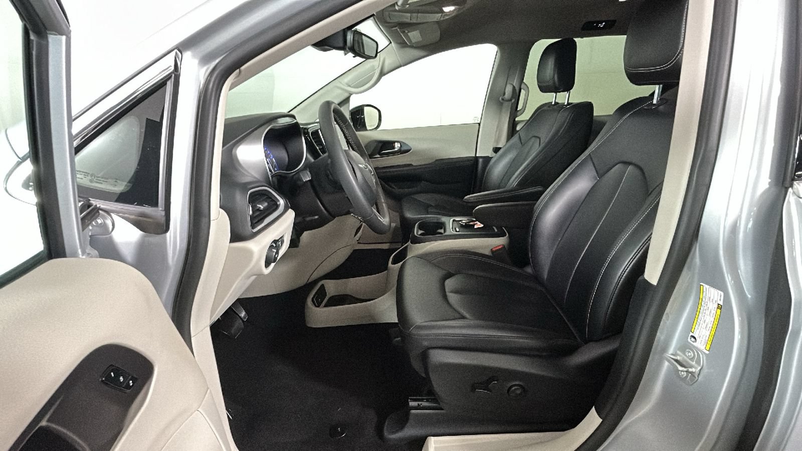 Used 2024 Chrysler Pacifica Touring-L FWD image 12